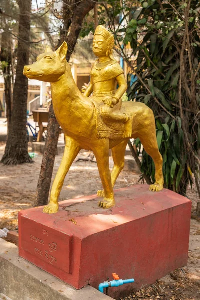 Χρυσή χρονιά του σκύλου άγαλμα στη Σιχάνουκβιλ Καμπότζη. — Φωτογραφία Αρχείου