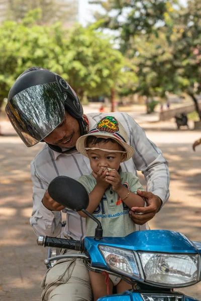 Ojciec ma syna na motocyklu w Sihanoukville Kambodża. — Zdjęcie stockowe