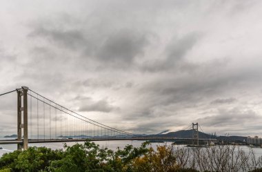 Tsing Ma Bridge Park Island şiddetli yağmurlu gökyüzü altında, Hong Kong 