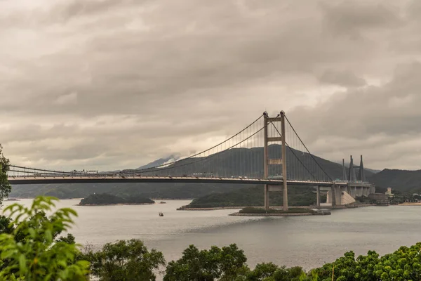 Tsing Ma Bridge sob forte céu chuvoso, Hong Kong China . — Fotografia de Stock