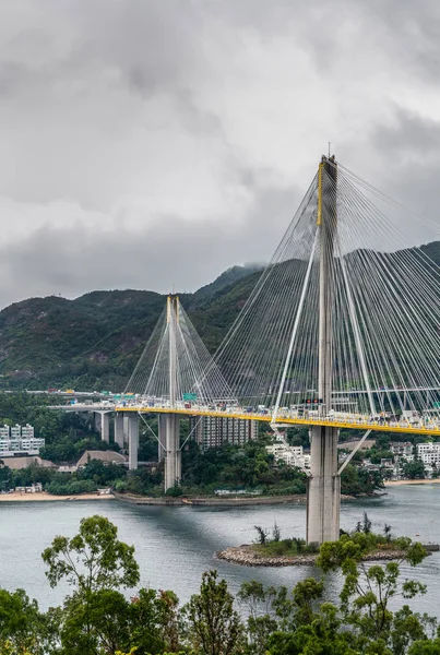 Retrato Ting Kau Bridge sob céu chuvoso, Hong Kong China . — Fotografia de Stock