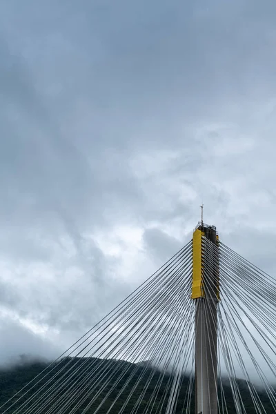 Closeup pillar Ting Kau Bridge under haevy rainy sky, Hong Kong — Stock Photo, Image