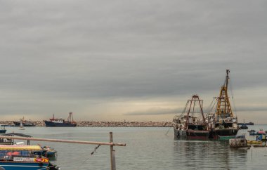 Tai O limanında modern balıkçı gemileri, Hong Kong Çin.