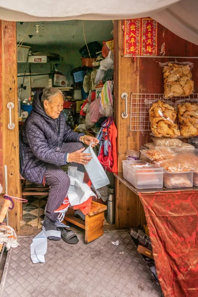 おばあさんは、タイO、香港中国の小屋から干し魚を販売しています — ストック写真