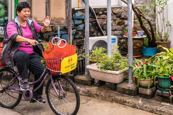 Tai O, Hong Kong 'da bisiklet süren bir kadın..