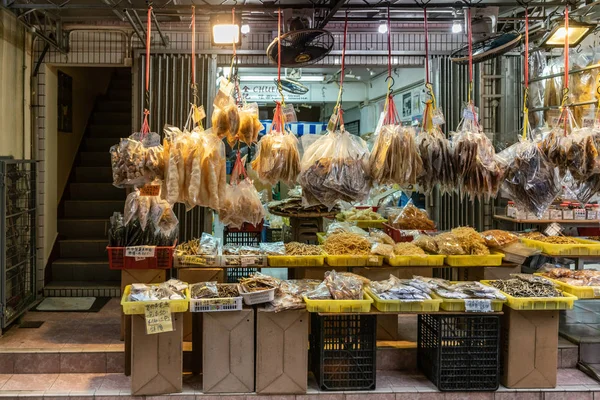 Obchod prodává a zobrazuje balené sušené plody moře v Tai O, Hong K — Stock fotografie