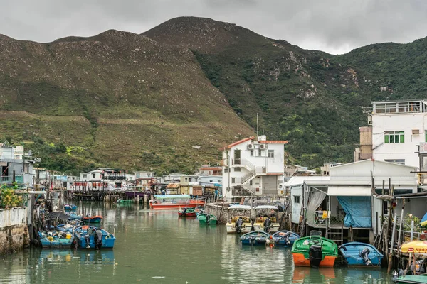 El río fluye a través de la ciudad en Tai O, Hong Kong China . —  Fotos de Stock