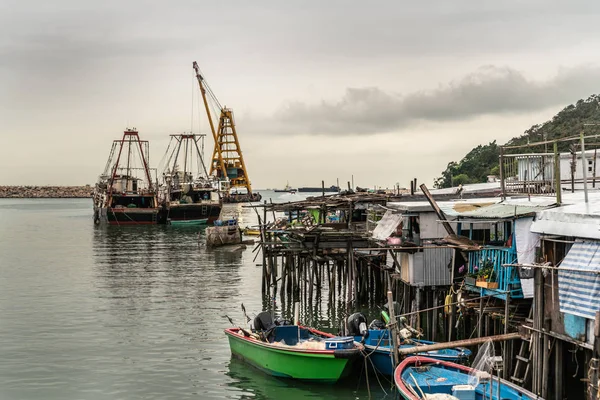 Moderní rybářská plavidla a sloty v přístavu Tai O, Hongkong — Stock fotografie