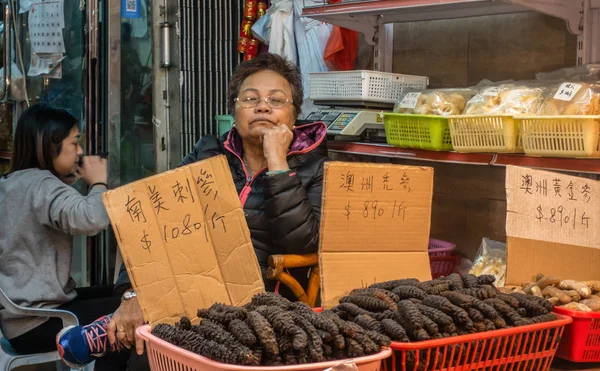 Senhora adormecida vende pepinos do mar em Tai O, Hong Kong China . — Fotografia de Stock