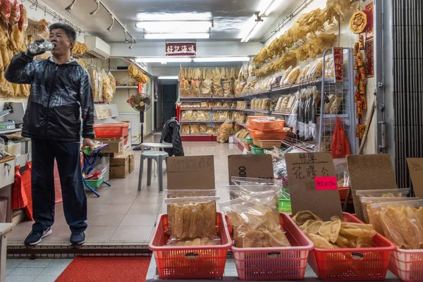 Boissons pour propriétaires de magasins dans un magasin Seaodd à Tai O, Hong Kong Chi — Photo