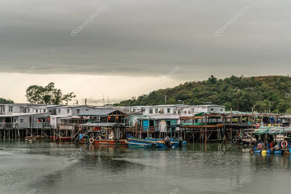 Primer plano de las casas de pescadores sobre pilotes en el río Tai O