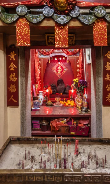 Idol all'interno di un piccolo santuario taoista a Tai O, Hong Kong Cina . — Foto Stock