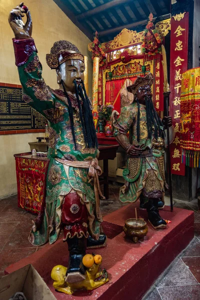 Estatuas de tamaño natural en el templo taoísta de Kwan Tai en Tai O, Hong Kong — Foto de Stock