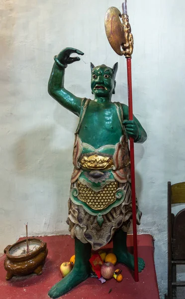 Estatua de guardián verde en el templo taoísta de Kwan Tai en Tai O, Hon — Foto de Stock