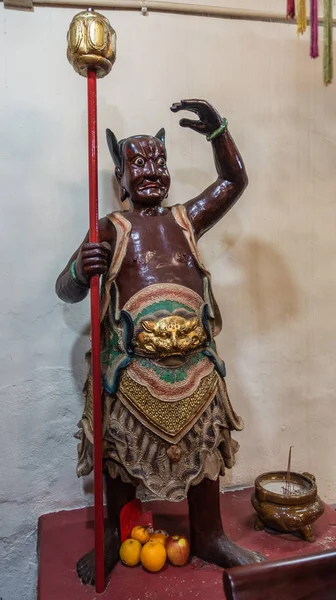 Statue du gardien brun au temple taoïste Kwan Tai à Tai O, L'hon. — Photo