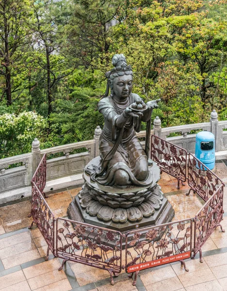Jedna z šesti Devas nabízí Tchiu Ttan Buddhu v Hong Kongu — Stock fotografie