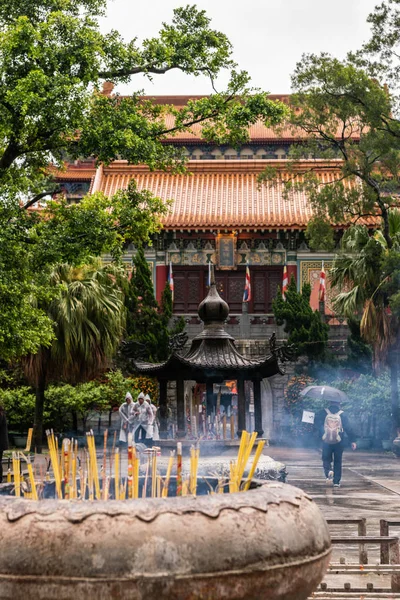 Incenso che brucia recipiente di fronte alla sala, Hong Kong Cina . — Foto Stock