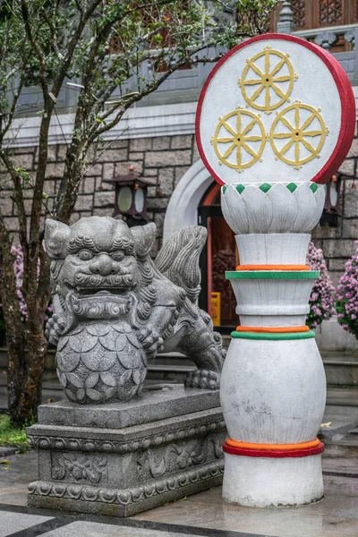 Decorações de monstros leões no Mosteiro Budista Po Lin, Hong Kong — Fotografia de Stock