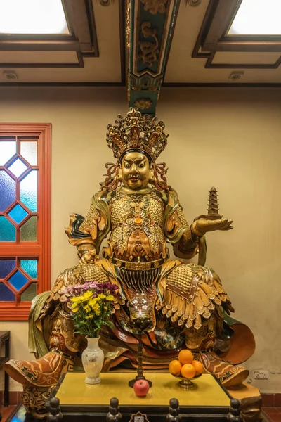 Estátua do Rei do Norte celestial no Mosteiro Budista Po Lin, Hong — Fotografia de Stock