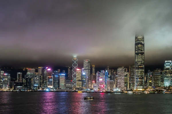 Skyline van Hong Kong Island tijdens regenachtige nacht, China. — Stockfoto