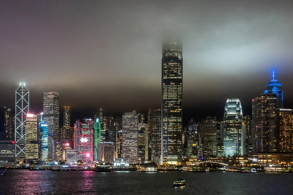 Yağmurlu gece boyunca Hong Kong Adası silueti, Çin. — Stok fotoğraf