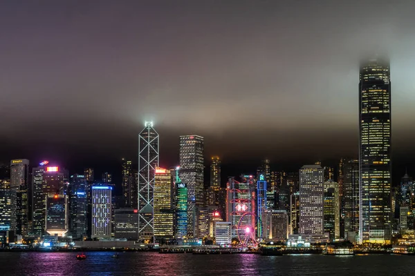 雨の夜の香港島のスカイライン,中国. — ストック写真