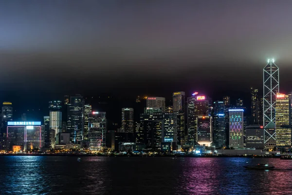 Yağmurlu gece boyunca Hong Kong Adası silueti, Çin. — Stok fotoğraf