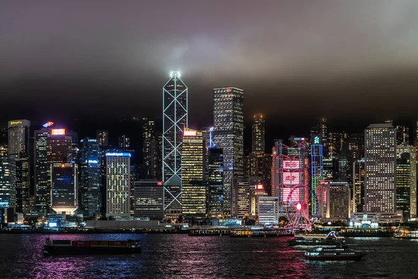 Skyline van Hong Kong Island tijdens regenachtige nacht, China. — Stockfoto