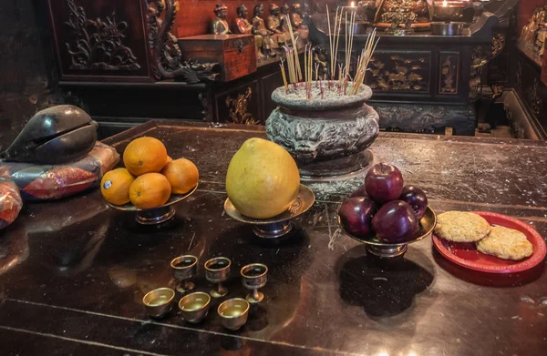 Fu Shin Street, Hong Kong'daki Man Mo Yi Tai Tapınağı'nda teklif masası — Stok fotoğraf