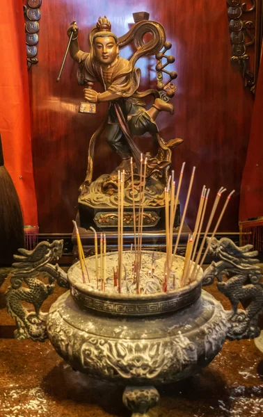 Taoist idol at Man Mo Yi Tai Temple in Fu Shin Street, Hong Kong — Stock Photo, Image