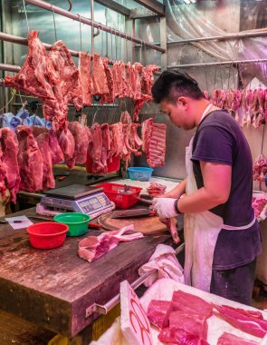 Kasap Tai Po Market, Hong Kong Çin'de et keser.