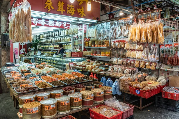 Szárított hal üzlet Tai Po Market, Hong Kong Kína. — Stock Fotó