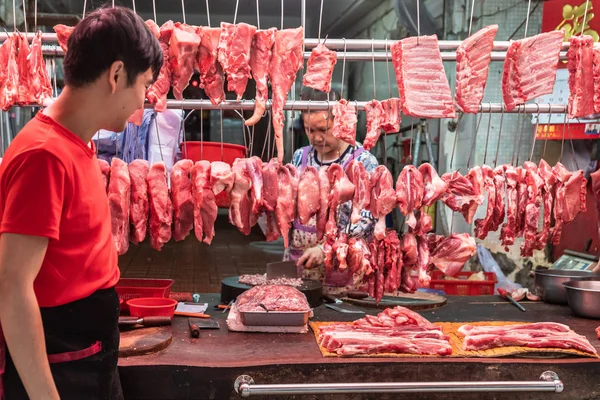 Beaucoup de viande rouge exposée au marché de Tai Po, Hong Kong Chine . — Photo