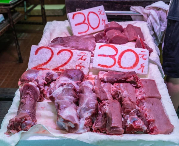 Lemez vörös hús a Tai Po Market, Hong Kong Kína. — Stock Fotó