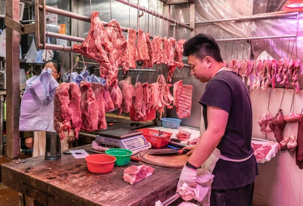 Carnicero corta carne en el mercado de Tai Po, Hong Kong China . — Foto de Stock