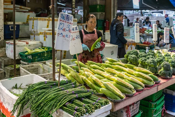 Cabine de légumes au marché Tai Po, Hong Kong Chine . — Photo