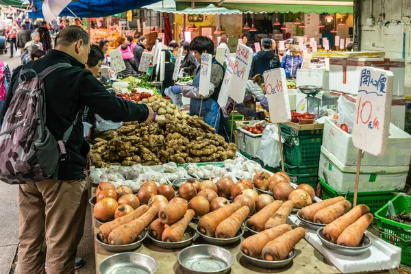 Rangée de stands de légumes au marché Tai Po, Hong Kong Chine . — Photo