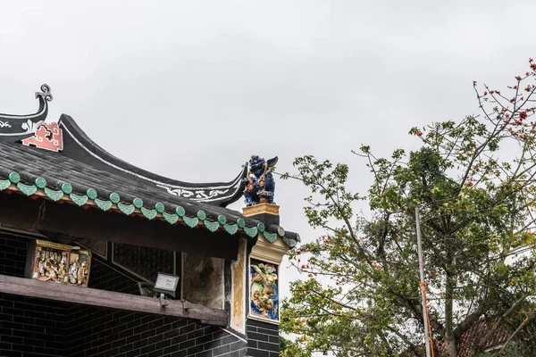 Dekoracje narożników dachowych Tang Ancestral Home, Hong Kong Chiny. — Zdjęcie stockowe