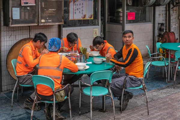 Group of workers enjoying lunch, Hong Kong China. — Stock Photo, Image