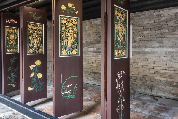 Puertas móviles doradas y verdes en Tai Fu Tai Ancestral Home, Hong K —  Fotos de Stock