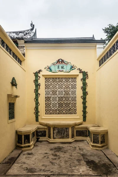 Liten romantisk innergård vid Tai Fu Tai Ancestral Home, Hong Kong — Stockfoto