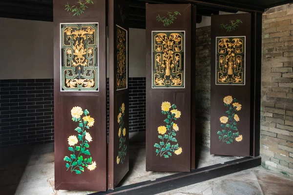 Puertas móviles doradas y verdes en Tai Fu Tai Ancestral Home, Hong K — Foto de Stock