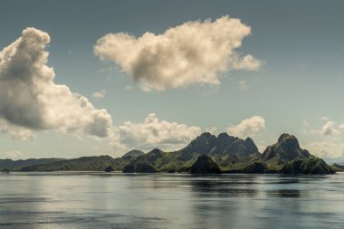 Rinca Adası batı sahili plajlar ve tepe zirveleri, Endonezya