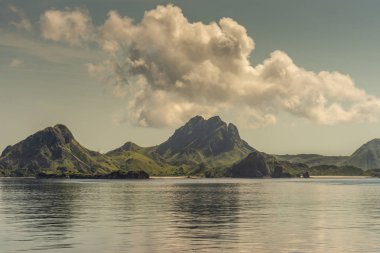 Rinca Adası batı kıyısında adacıklar ve plajlar, Endonezya.