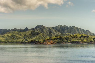 Turuncu kaya Rinca Adası batı sahili yanar, Endonezya.