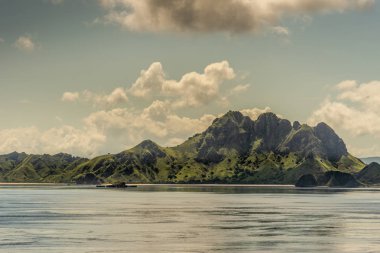 Rinca Adası batı kıyısında büyük kaya önünde Plaj, Indon