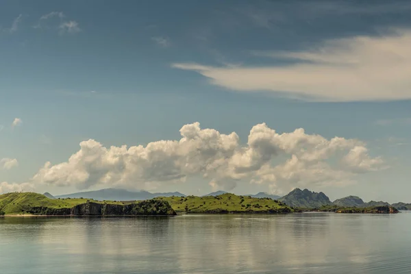 Platte eilandjes uit Rinca Island West Side Coast, Indonesië. — Stockfoto