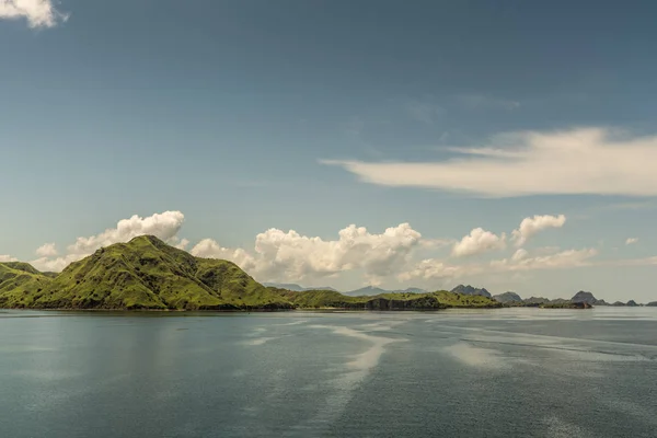 Hills rolling down to sea on Rinca Island westside coast, Indone — Stock Photo, Image