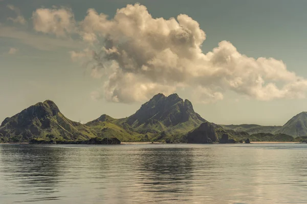 Isletas y playas en la costa oeste de la isla de Rinca, Indonesia . — Foto de Stock