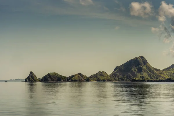 Cascade of hills rolling in sea on Rinca Island westside coast, — Stock Photo, Image